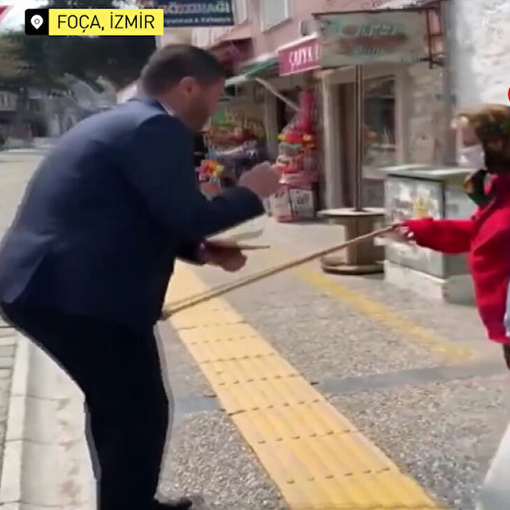 'Evinize gidin' diyen başkan, nineden bastonu yedi