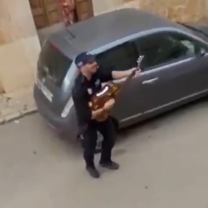 Polis memurlarından evlerine kapanan vatandaşlara mini konser