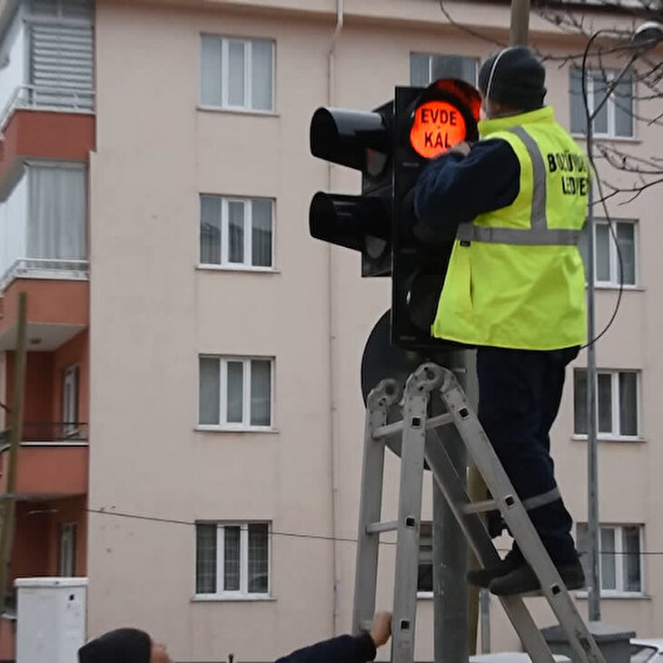 Trafik ışıklarından ‘evde kal’ çağrısı