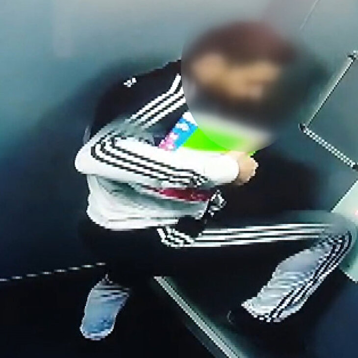 Ayağı ile asansör düğmesine basan kişiye tepki yağdı
