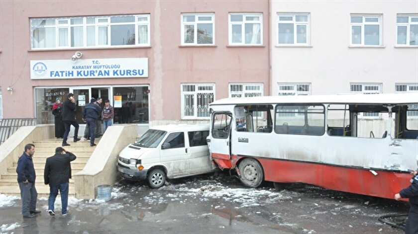 Kaza Yapan Otobus Kurs Bahcesine Daldi 1 Olu