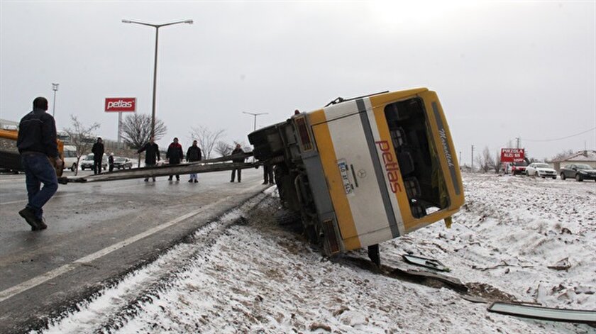 Kırşehirde otobüs devrildi: 19 yaralı
