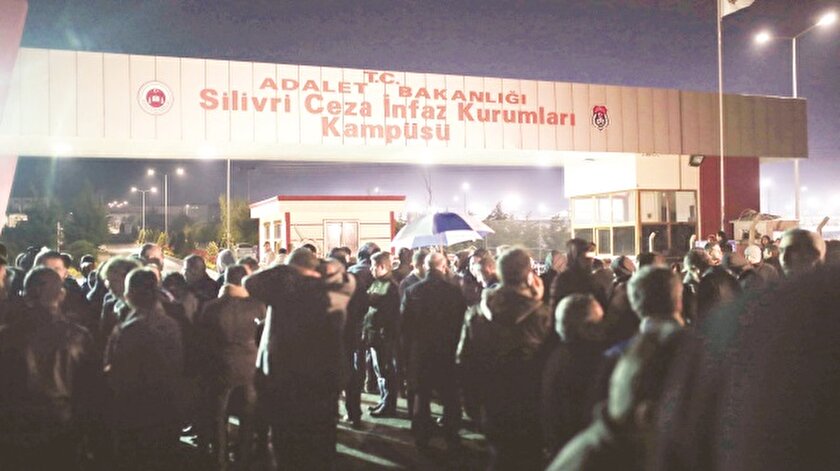 Katibi rehin al, kapıyı kilitle
