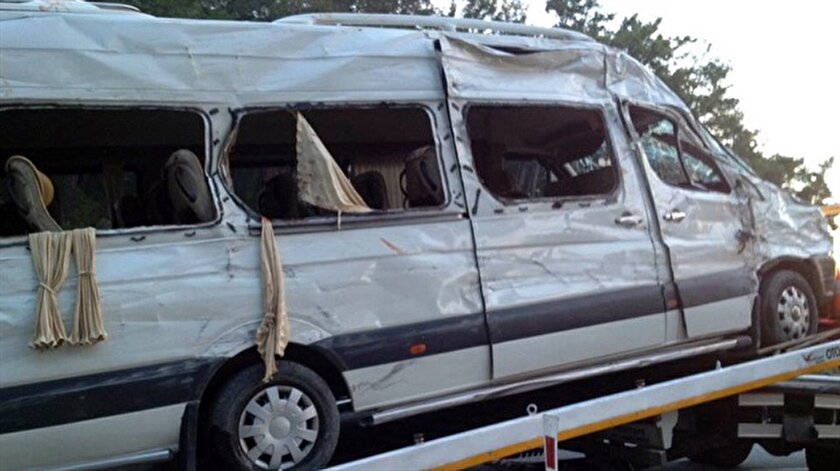 Turist taşıyan minibüs devrildi: 1 ölü