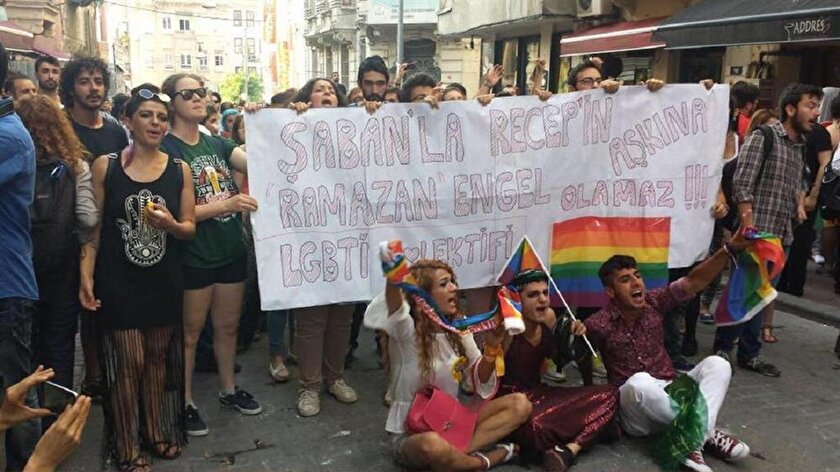 Eşcinsel yürüyüşte 3 aylara hakaret pankartı