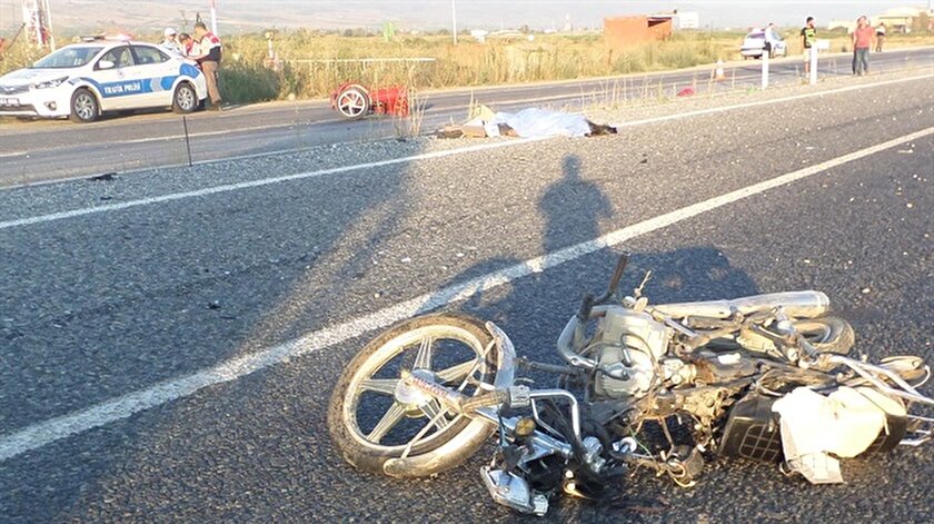 Otomobil sepetli motosikletle çarpıştı: 2 ölü