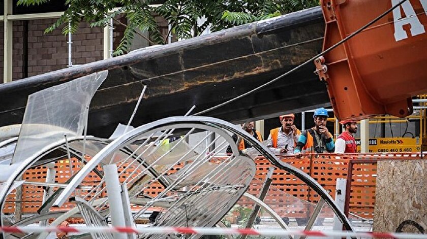 Kulüp binasına vinç düştü: 2 ölü