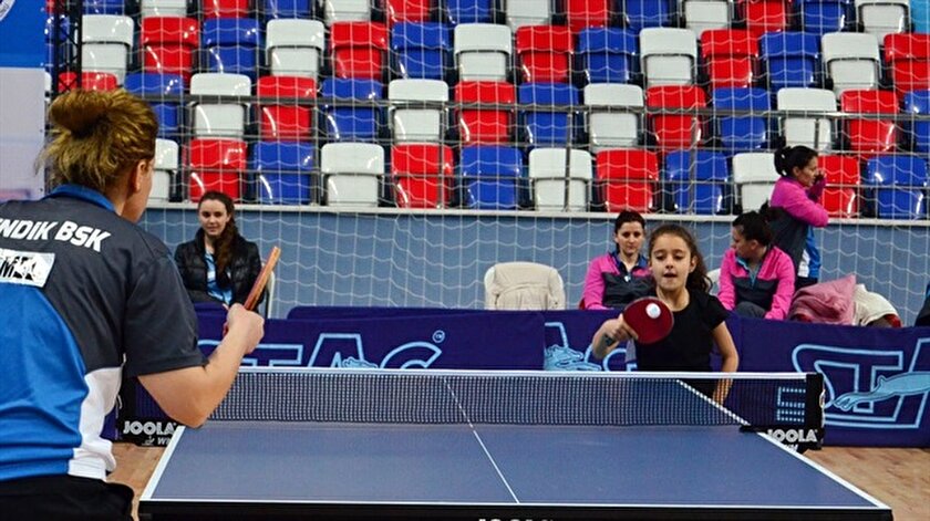 minik tenisci 40 yasindaki rakibine kafa tuttu yeni safak