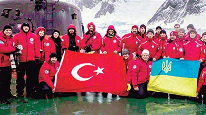 Türk bayrağı Antarktikada dalgalandı