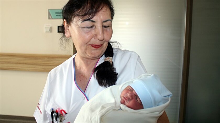 Meral Ebe 46 Yilda 8 Bin Dogum Yaptirdi