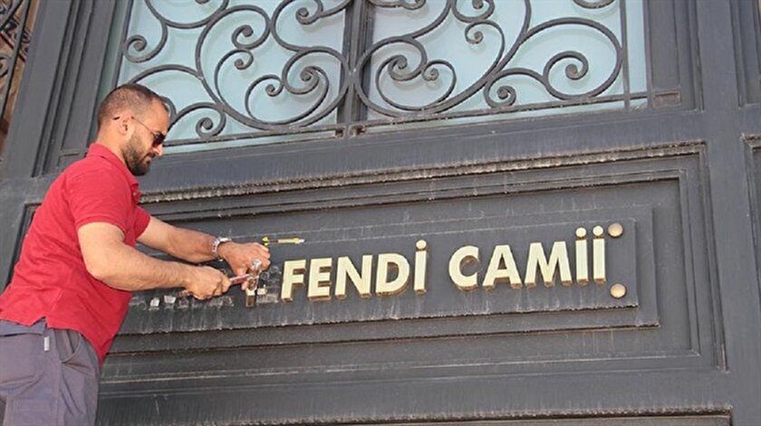 FETÖnün babasının ismini camiden kazıdılar