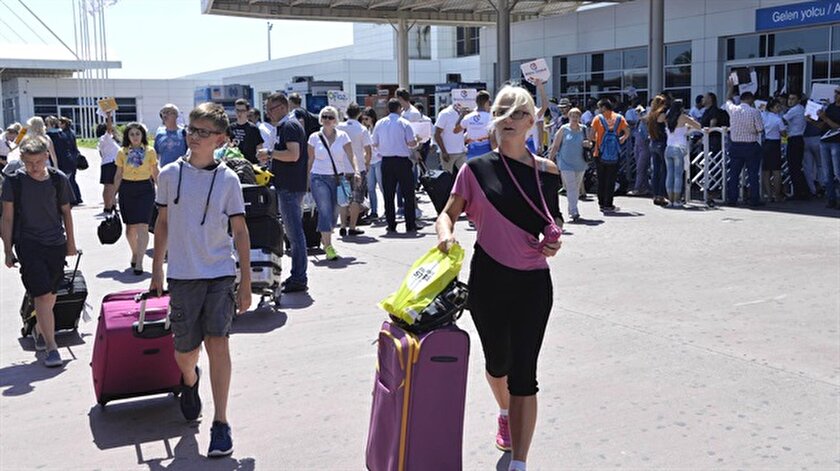 Sektör bu yılın kalan döneminde 500 bine yakın, önümüzdeki yıl 2- 3 milyon Rus turist geleceğini tahmin ediyor.