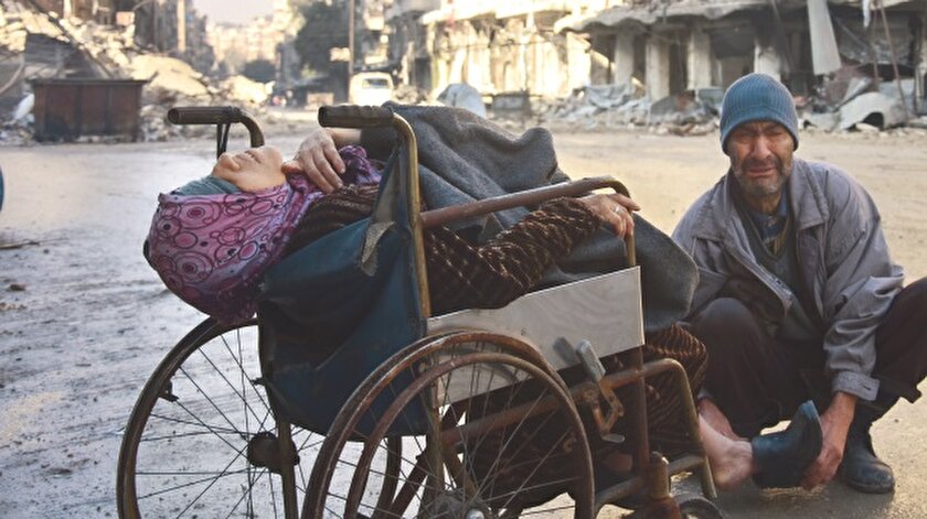 Ihh Di Twitter Halep Teki Bombardiman Esnasinda 7 Cocugunu Kaybeden Sabah El Halebi Son Nefesini Tekerlekli Sandalye Uzerinde Doktor Ararken Verdi Https T Co Njpgpolgvb