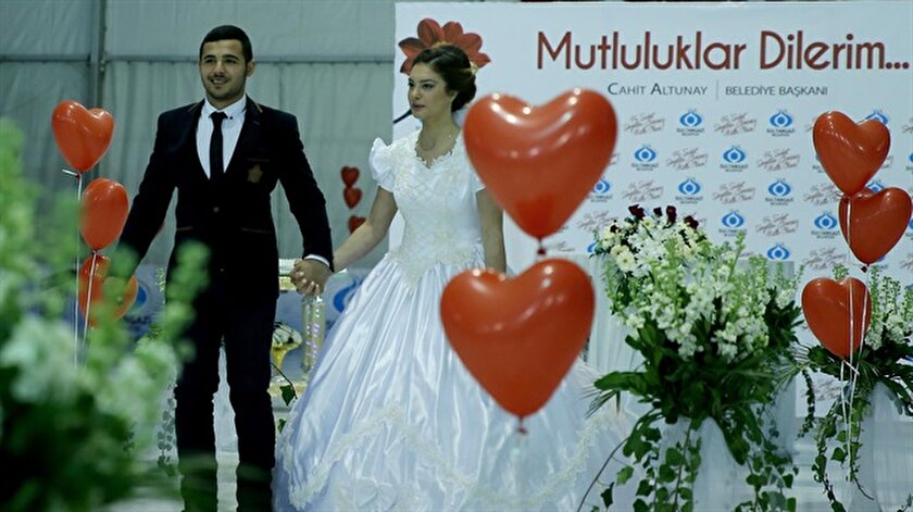Buz Pistinde Dunya Evine Girdiler