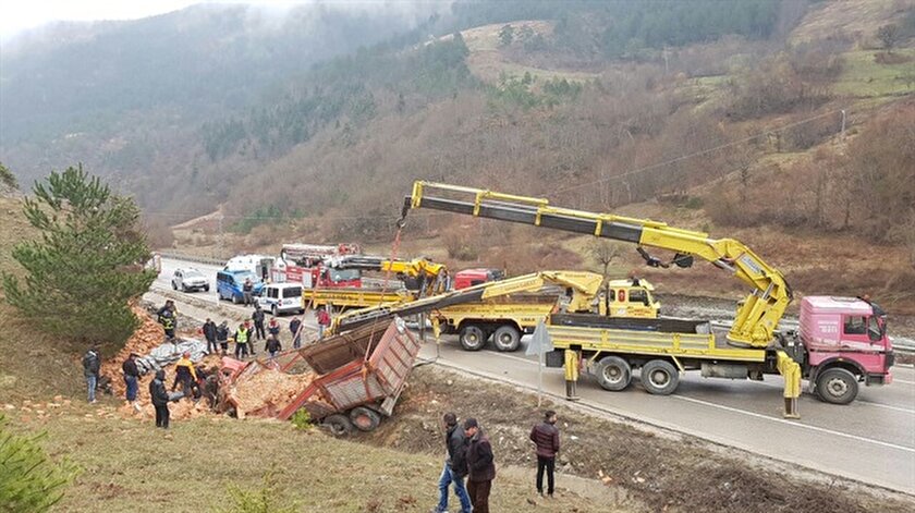 Sinop Ta Tugla Yuklu Kamyon Devrildi 1 Olu
