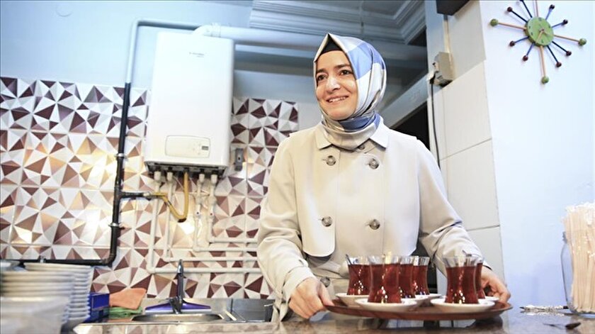 Bakandan engellilere çay servisi