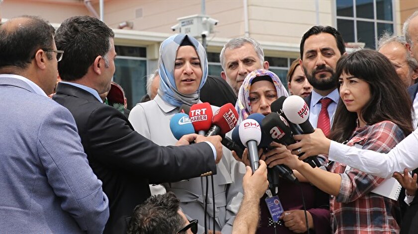 Büyük bir tiyatro yaşanıyor içeride