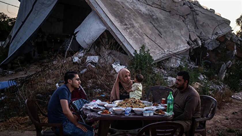 Gazzede enkazın ortasında iftar