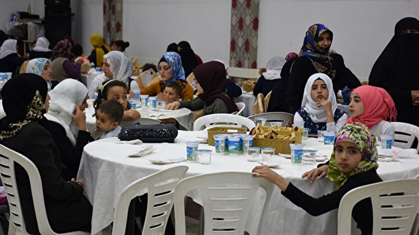 500 yetim çocuk için iftar sofrası kuruldu