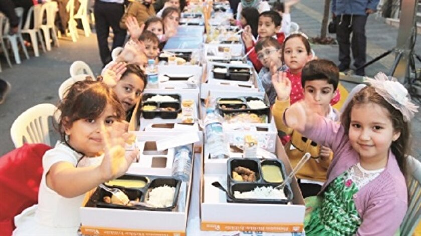 Çocuk sokağında ilk iftar