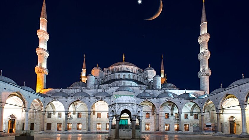 Bir Zerafet Simgesi Sultan Ahmet Camii Yeni Safak .ikincil kubbesinin ici yine mavi agirlikli kalem işleri ile sueslendigi icin avrupalilarca mavi camii arzulanan sultan ahmet camii, 40 yildan fazla bir sueredir inşa edilen ilk imparatorluk camisi olacakti. bir zerafet simgesi sultan ahmet camii
