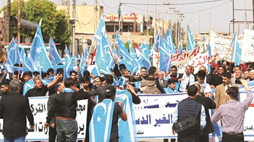 Türkmenler mart ayında Kerkük'teki resmi binalara Kürt bayrağı asılmasını protesto etmişti.