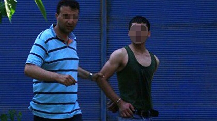 Yüreğir'de polis, Erdoğan B. (20) ve kardeşi Ömer B. (19) atları keserken suçüstü yakalandı.