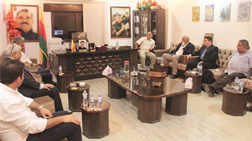 Türkiye’de faaliyetleri sona erdirilen Ahmed Carba’nın temsilcisi Kasım Hatip Mısır’dan geldi. Eski SMDK üyesi Ubeyde Nahhas ile PKK’lı Aldar Halil ve Halil Foze de masadaydı.