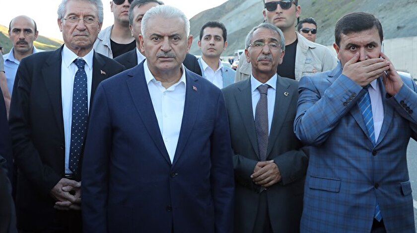 Başbakan Yıldırım, Erzincan-Sivas karayolu Sakaltutan mevkisinde meydan gelen, 5 kişinin hayatını kaybettiği trafik kazasını görünce aracını durdurdu.
