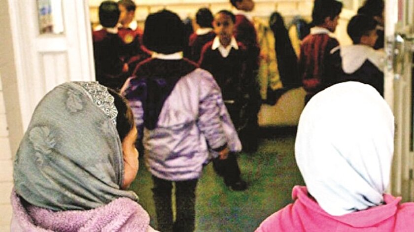 Müslüman öğrencilere tazminat