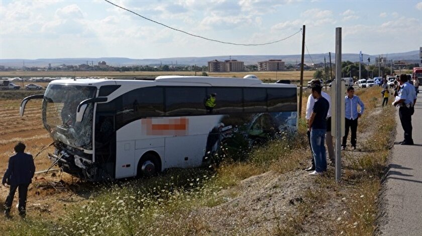 Tur Otobusu Ile Otomobil Carpisti 3 Olu 32 Yarali