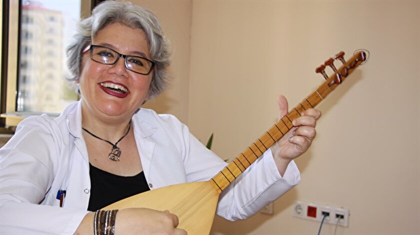 Hastalarına bağlama çalıp türkü söylüyor
