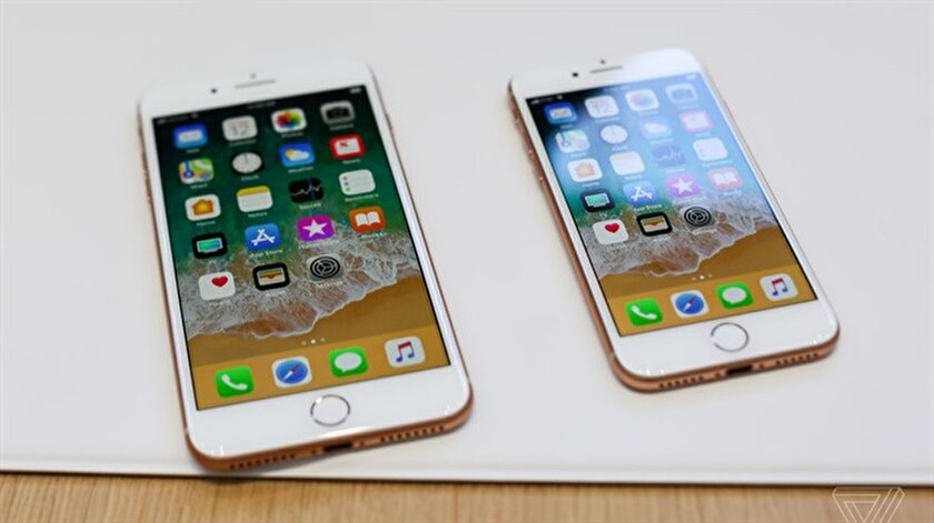 Vatandaşlar iPhone’un yeni modellerini almak için beklemeye başladı.