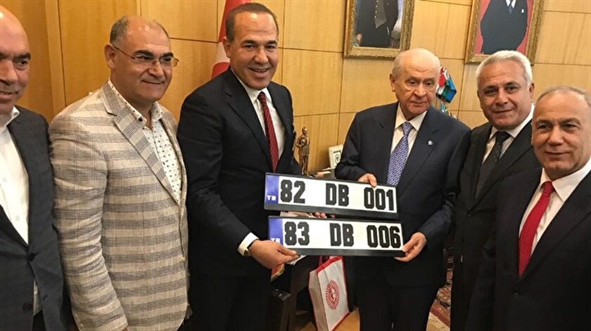 Adana Büyükşehir Belediye Başkanı Hüseyin Sözlü, MHP Lideri Devlet Bahçeli’ye plaka hediye etti. 