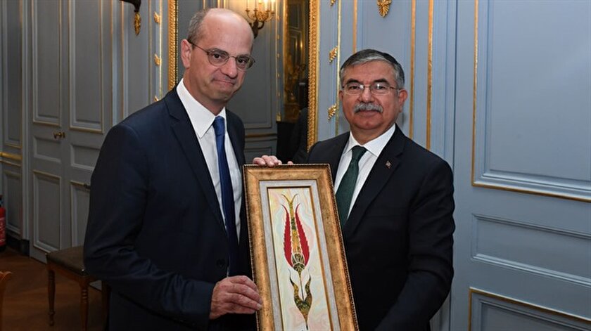 Milli Eğitim Bakanı İsmet Yılmaz, Fransız mevkidaşına bir tablo hediye etti.