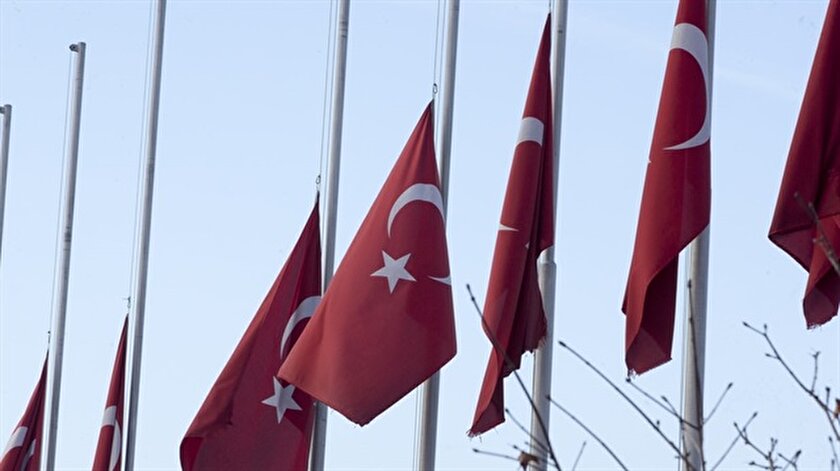 turkiye de bayraklar neden yariya indirildi yeni safak