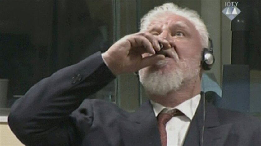 Hırvat General Slobodan Praljak, hakkında alınan 20 yıl hapis kararın açıklanmasının ardından, yüksek sesle cezayı kabul etmediğini söyledi ve zehir içti.