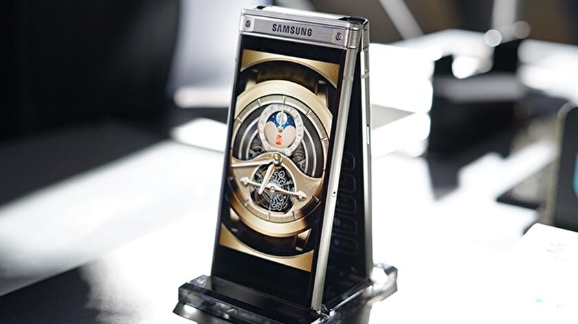 Samsung Un Kapakli Akilli Telefonu W2018 Resmen Tanitildi
