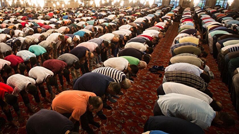 Cuma namazı bugün de büyük bir katılımla kılınacak.