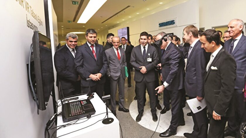 Bakan Özlü, açılış sonrasında Siemens fabrikasındaki teknolojileri inceledi.