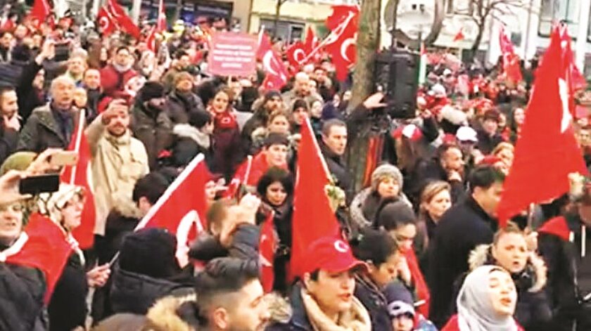 Mitingde Türkçe ve Almanca okunan bildiride Zeytin Dalı Harekatı anlatılarak Türkiye’nin terörizmle mücadele ettiği vurgulandı.