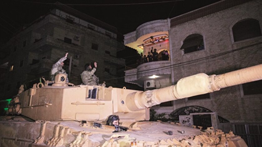 Mehmetçik, PKK’dan temizlenen Afrin’de halkın can ve mal güvenliği için gece devriyesine başladı.