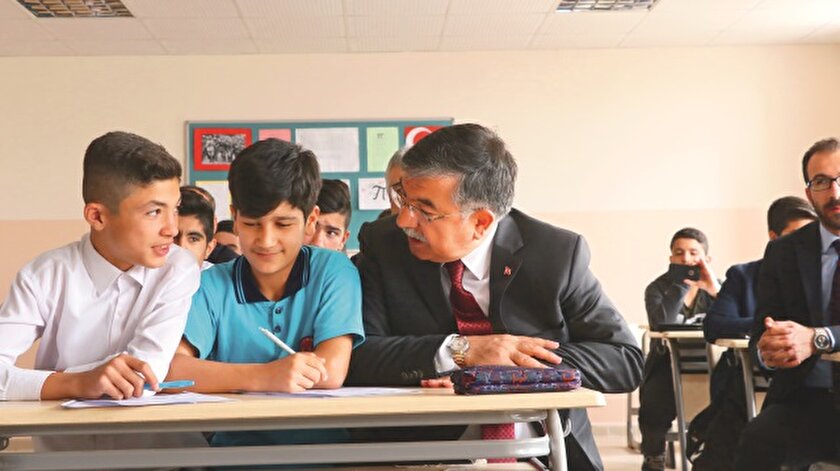 Bakan İsmet Yılmaz Şırnak Cizre’de 7 liseden oluşan Okullar Bölgesi’nde incelemelerde bulundu, öğrencilerle sohbet etti.