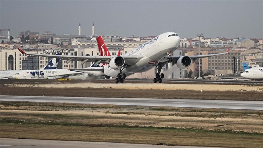 Istanbul Ataturk Havalimani Nda Thy Ucagi Inis Sirasinda Kus Surusune Carpti