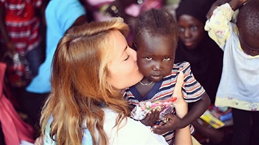 Gamze Ozcelik Afrikali Cocuklara Bayramlik Goturdu