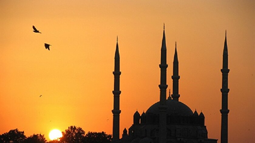 Ramazan ayı bir çok özelliği ile Türk edebiyatında yer almıştır.