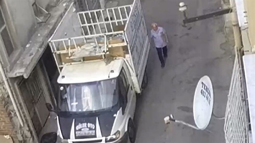 Dusen Cuzdani Sahibine Vermek Yerine Cebine Atti