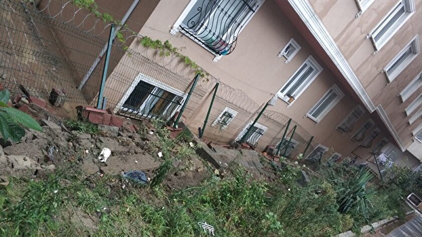 Sağanak nedeniyle çöken duvar bir çocuğu yaraladı