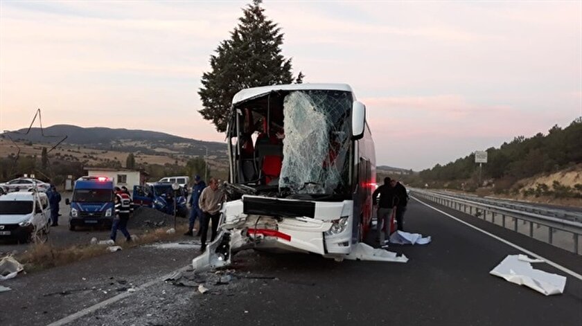 Son Dakika Usak Haberleri Usak Ta Otobus Kazasi 1 Olu 26 Yarali Yeni Safak