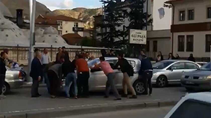 Vatandaşlar yaklaşık 1,5 ton ağırlığındaki otomobili kaldırarak park alanına taşıdı.
